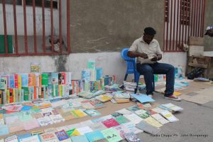 Vendeur des ouvrages en occasion au coin d&rsquo;une avenue de Kinshasa. Radio Okapi/ Ph. John Bompengo